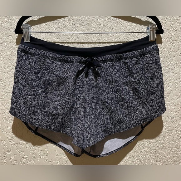 Lululemon Track Shorts 3” Lined Black/White Size 6 - Picture 2 of 7